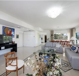 4 bedroom villa with pool close to beach on Akrotiri peninsula, sleeps 8